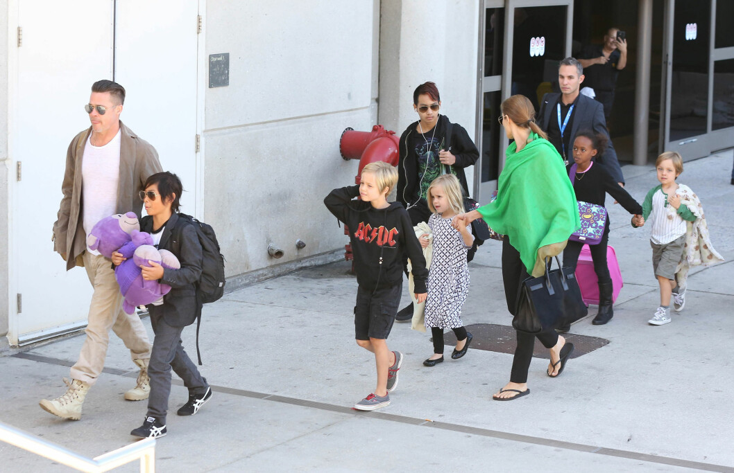 MED PÅ MOROA: Brad og Angelina med hele sin barneflokk på flyplassen i Los Angeles. Alle barna skal ha fått en rolle under vielsen ifølge New York Post. Foto: FameFlynet MED PÅ MOROA: Brad og Angelina med hele sin barneflokk på flyplassen i Los Angeles. Alle barna skal ha fått en rolle under vielsen ifølge New York Post. Foto: FameFlynet