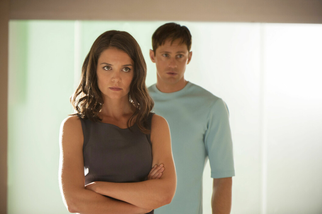 SPILLER EKTEPAR PÅ LERRETET: Alexander Skarsgård nekter for at han og Katie Holmes er mer enn bare kollegaer. Her fra en scene i filmen «The Giver». Foto: Stella Pictures SPILLER EKTEPAR PÅ LERRETET: Alexander Skarsgård nekter for at han og Katie Holmes er mer enn bare kollegaer. Her fra en scene i filmen «The Giver». Foto: Stella Pictures
