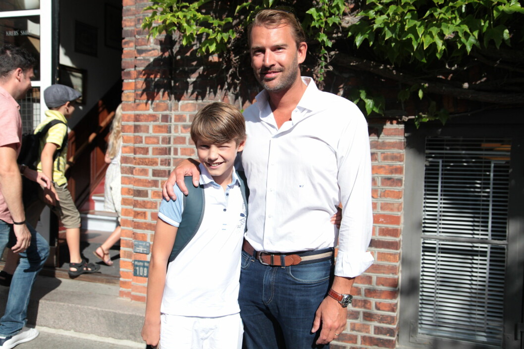 SMILTE TIL PRESSEN: Prins Felix ble fulgt av stefar Martin Jørgensen da han møtte til skolestart i Danmark. Foto: Stella Pictures SMILTE TIL PRESSEN: Prins Felix ble fulgt av stefar Martin Jørgensen da han møtte til skolestart i Danmark. Foto: Stella Pictures