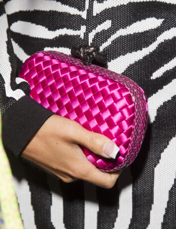 FEMININ DETALJ: Louise kombinerte Balmain-kjolen med en rosa fletteclutch fra Bottega Veneta. Den stod i stil med ektemannens Moods of Norway-slips. Foto: Andreas Fadum/Se og Hør FEMININ DETALJ: Louise kombinerte Balmain-kjolen med en rosa fletteclutch fra Bottega Veneta. Den stod i stil med ektemannens Moods of Norway-slips. Foto: Andreas Fadum/Se og Hør