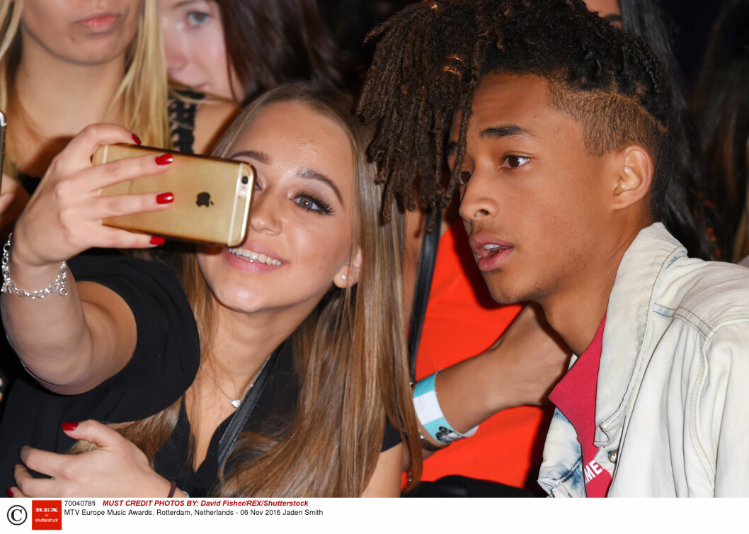 SELFIE: Jaden Smith tok seg tid til å hilse på fansen og stite gledelig opp på bilder. Foto: Rex Features SELFIE: Jaden Smith tok seg tid til å hilse på fansen og stite gledelig opp på bilder. Foto: Rex Features