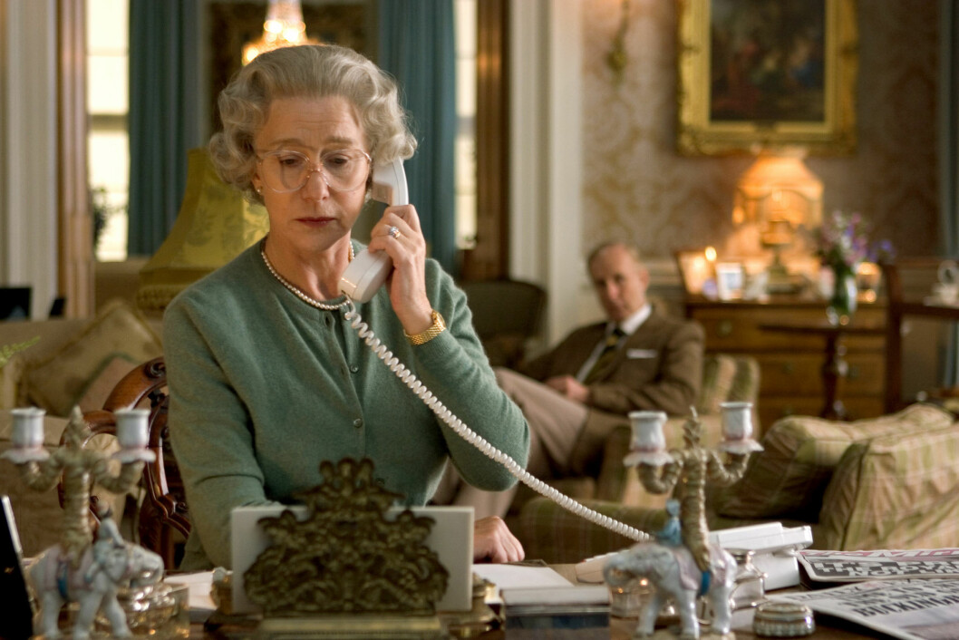 FILMSTJERNE: Helen Mirren fikk mye ros for sin rolle som dronning Elizabeth i filmen «The Queen». Her er hun i en scene fra filmen. Foto: Stella Pictures FILMSTJERNE: Helen Mirren fikk mye ros for sin rolle som dronning Elizabeth i filmen «The Queen». Her er hun i en scene fra filmen. Foto: Stella Pictures