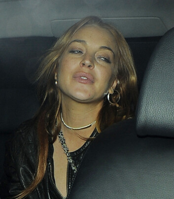 FUKTIG KVELD: Lindsay falt for fristelsen og tok seg noen drinker da hun festet på utestedet Firehouse i London denne uken. Foto: Hewitt / Splash News/ All Over Press FUKTIG KVELD: Lindsay falt for fristelsen og tok seg noen drinker da hun festet på utestedet Firehouse i London denne uken. Foto: Hewitt / Splash News/ All Over Press