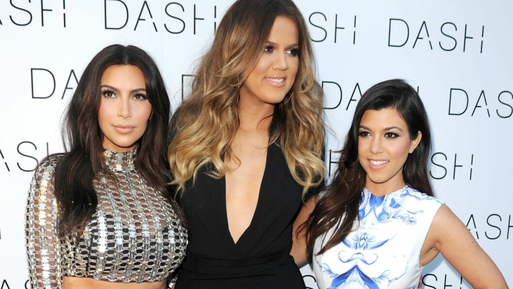 I LYKKELIGE OMSTENDIGHETER: Kourtney Kardashian (til høyre) venter sitt tredje barn. Her er hun sammen med sine berømte søstre Kim og Khloé. Foto: REX/MediaPunch/All Over Press I LYKKELIGE OMSTENDIGHETER: Kourtney Kardashian (til høyre) venter sitt tredje barn. Her er hun sammen med sine berømte søstre Kim og Khloé. Foto: REX/MediaPunch/All Over Press