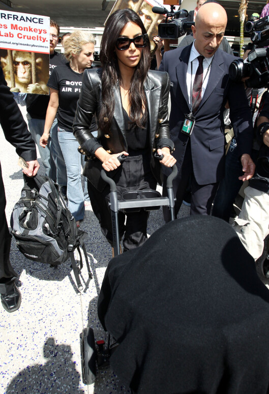 LILLE NORTH ER MED: Kim Kardashian og datteren North (11 mnd) fotografert på flyplassen i Los Angeles, på vei til Paris. Foto: Splash News/ All Over Press LILLE NORTH ER MED: Kim Kardashian og datteren North (11 mnd) fotografert på flyplassen i Los Angeles, på vei til Paris. Foto: Splash News/ All Over Press