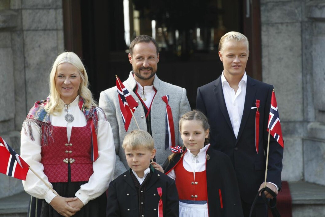 TIDLIG OPPE: Klokken 8 i morges hilste kronprinsfamilien på barnetoget som passerer Skaugum i Asker. Kronprinsparet og prinsessen var kledd i Asker-bunader, mens prinsen var iført bunad fra kronprinsessens hjemfylke, Vest-Agder. Marius var stilig i mørk dress. Foto: Andreas Fadum, Se og Hør TIDLIG OPPE: Klokken 8 i morges hilste kronprinsfamilien på barnetoget som passerer Skaugum i Asker. Kronprinsparet og prinsessen var kledd i Asker-bunader, mens prinsen var iført bunad fra kronprinsessens hjemfylke, Vest-Agder. Marius var stilig i mørk dress. Foto: Andreas Fadum, Se og Hør