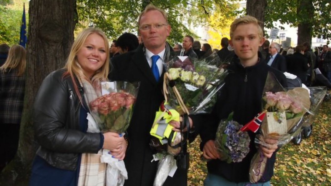 STOLTE: Seoghør.no møtte statsministerens ektemann Sindre Finnes og barna Ingrid (17) og Erik (15) utenfor slottet da Solberg tok over statsministerposten i fjor. Foto: Arne-Petter Lorentzen / Se og Hør STOLTE: Seoghør.no møtte statsministerens ektemann Sindre Finnes og barna Ingrid (17) og Erik (15) utenfor slottet da Solberg tok over statsministerposten i fjor. Foto: Arne-Petter Lorentzen / Se og Hør