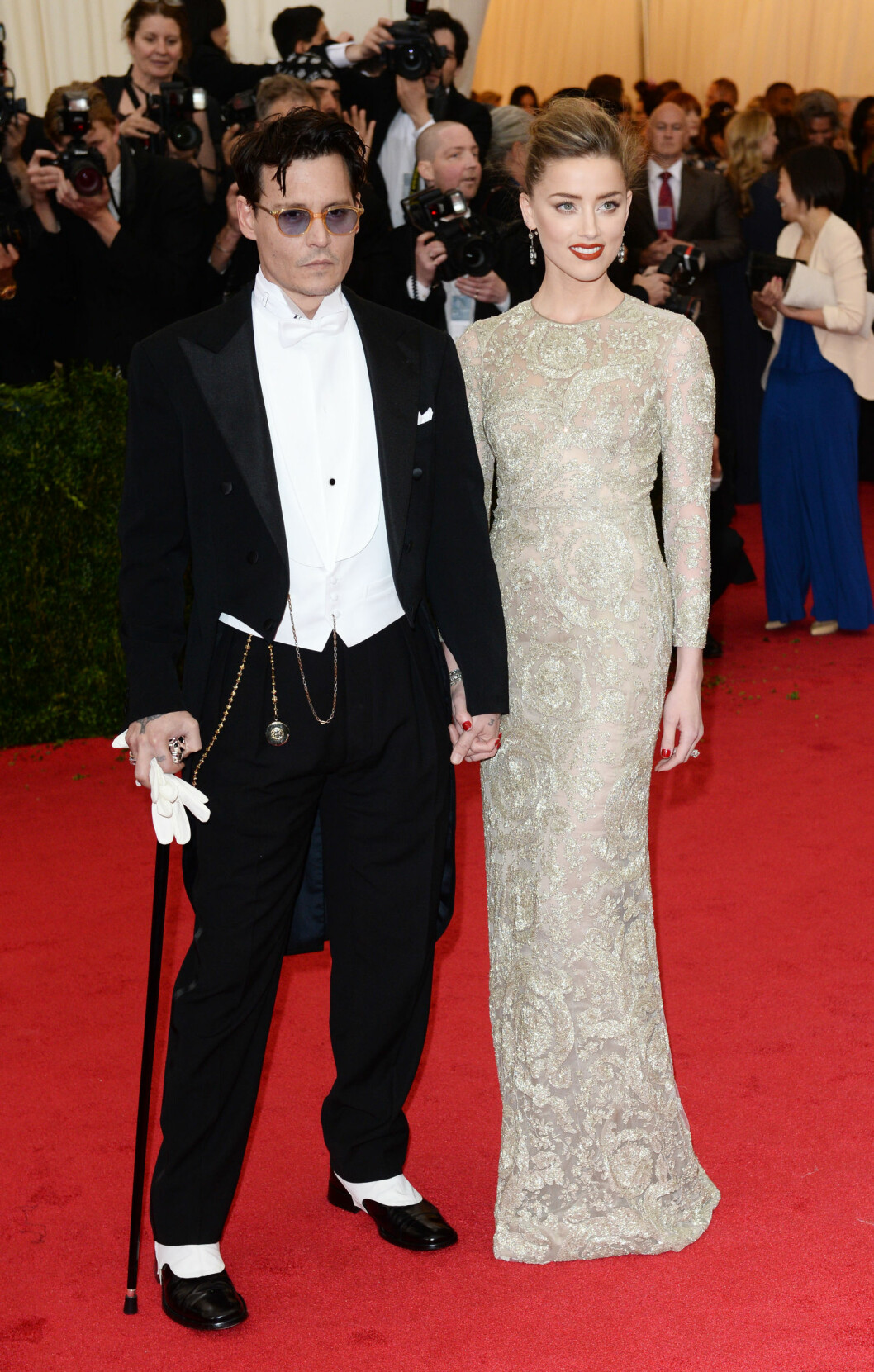 Depp kom i smoking mens forloveden Amber Heard var vakker i en klassisk perlebrodert kremfarget kjole. Foto: Stella Pictures Depp kom i smoking mens forloveden Amber Heard var vakker i en klassisk perlebrodert kremfarget kjole. Foto: Stella Pictures