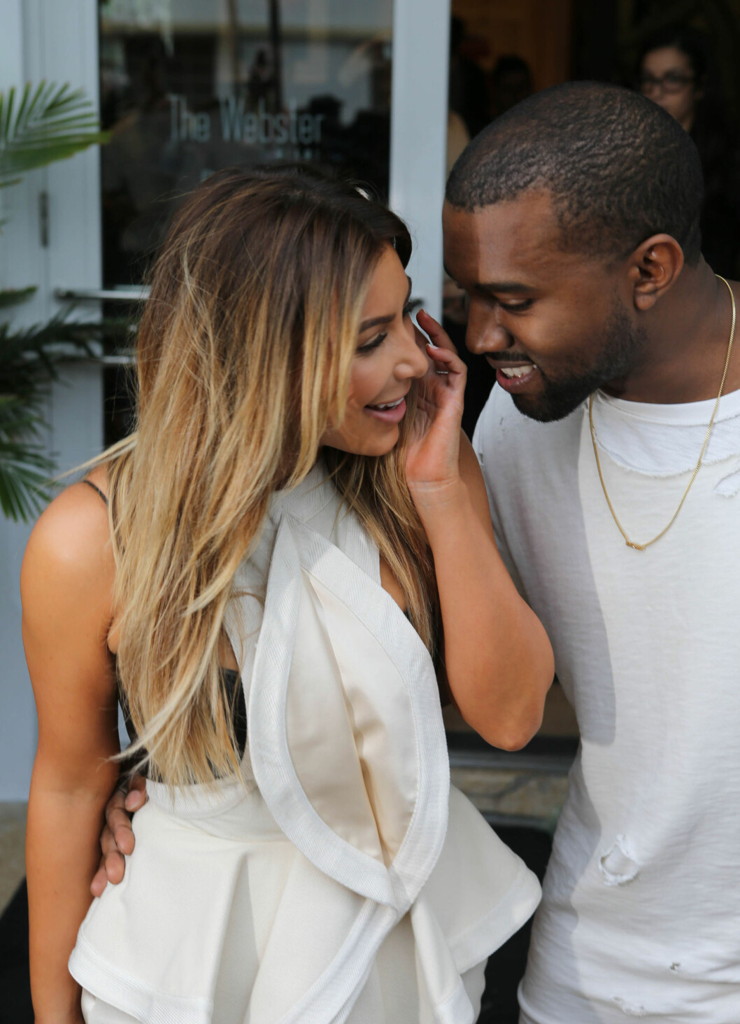 OVERDÅDIG: På Kims bursdag i oktober i fjor leide Kanye West en baseball-arena og gikk ned på kne. Bryllupet 24. mai er forventet å være overdådig og luksuriøst. Foto: FameFlynet OVERDÅDIG: På Kims bursdag i oktober i fjor leide Kanye West en baseball-arena og gikk ned på kne. Bryllupet 24. mai er forventet å være overdådig og luksuriøst. Foto: FameFlynet