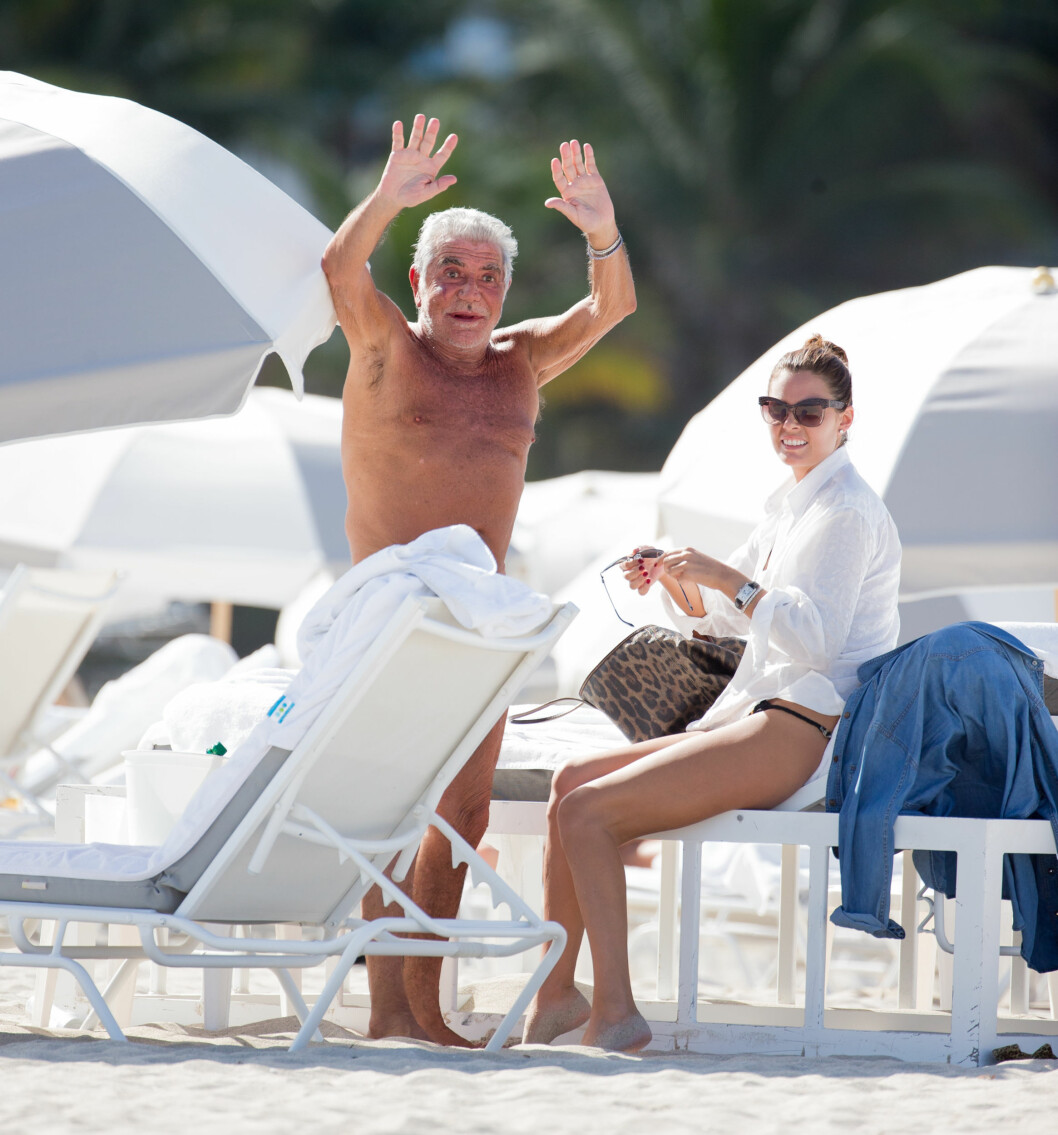 GODT HUMØR: Roberto Cavalli og hans bikinikledde kjæreste Lina Nilson koste seg stort på stranda. Foto: All Over Press GODT HUMØR: Roberto Cavalli og hans bikinikledde kjæreste Lina Nilson koste seg stort på stranda. Foto: All Over Press