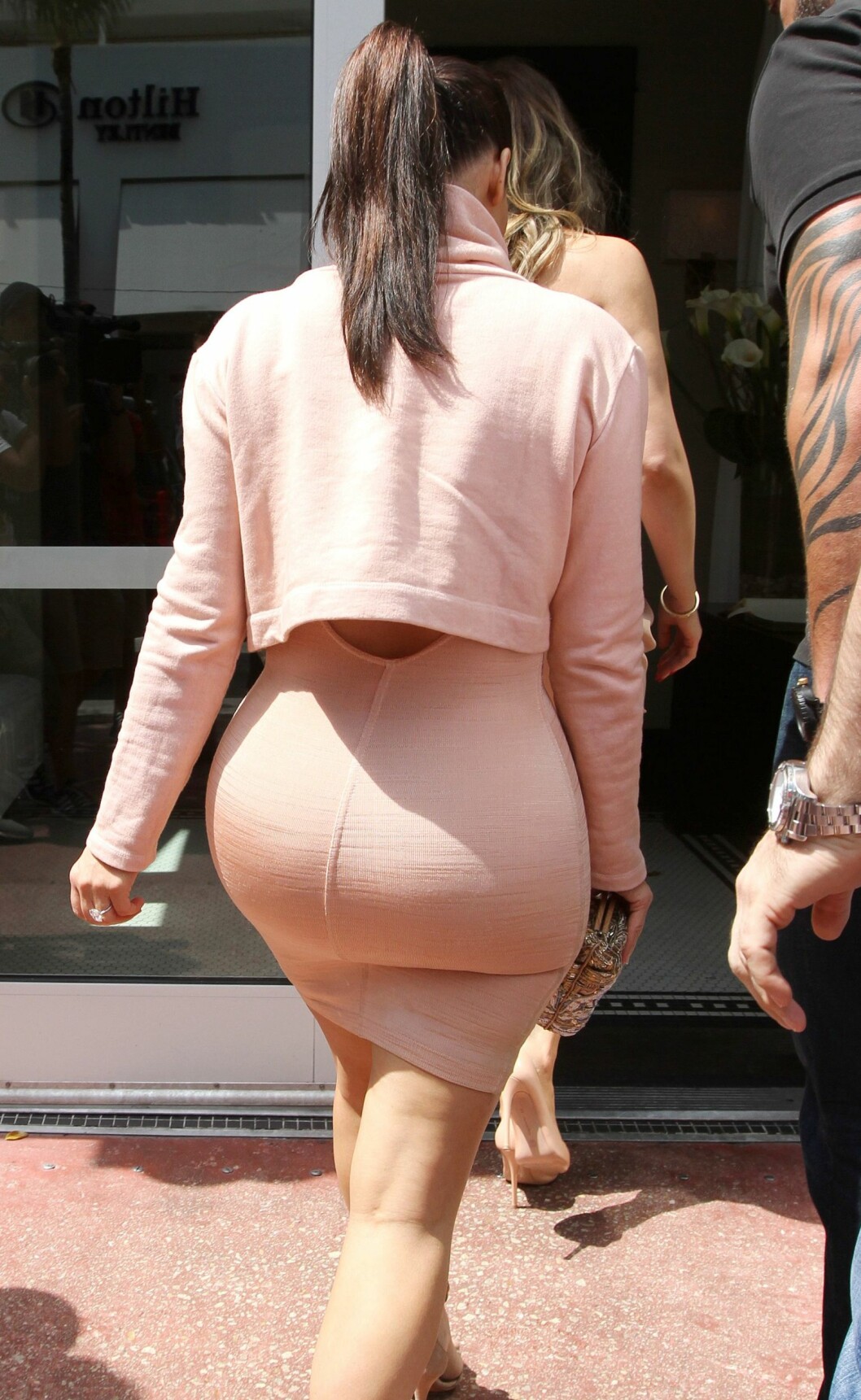 BERØMT BAK: Kim kardashians generøse stump vekket oppsikt i Miami onsdag ettermiddag. Realitystjernen var iført en åletrang pudderrosa kjole og matchende magetopp som viste frem hennes berømte figur. Foto: REX/Broadimage/All Over Press BERØMT BAK: Kim kardashians generøse stump vekket oppsikt i Miami onsdag ettermiddag. Realitystjernen var iført en åletrang pudderrosa kjole og matchende magetopp som viste frem hennes berømte figur. Foto: REX/Broadimage/All Over Press