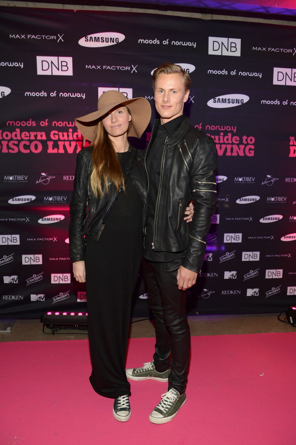FÅR BARN: Anja Johansen og Lavrans Solli venter barn sammen. Fredag poserte de på Moods of Norways rosa løper før moteshowet «A modern guide to disco living». Foto: FameFlynet Norway FÅR BARN: Anja Johansen og Lavrans Solli venter barn sammen. Fredag poserte de på Moods of Norways rosa løper før moteshowet «A modern guide to disco living». Foto: FameFlynet Norway