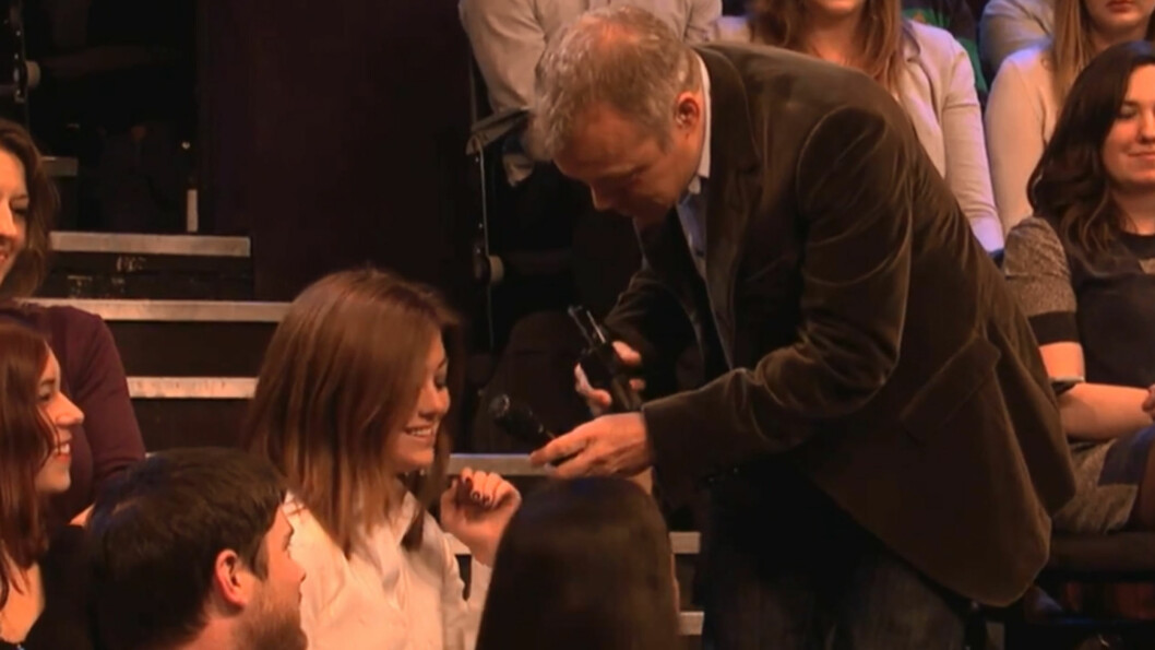 VISTE FREM MOBILEN: Thea nølte ikke da programleder Graham Norton ba om å få se meldingene på hennes mobiltelefon. VISTE FREM MOBILEN: Thea nølte ikke da programleder Graham Norton ba om å få se meldingene på hennes mobiltelefon.