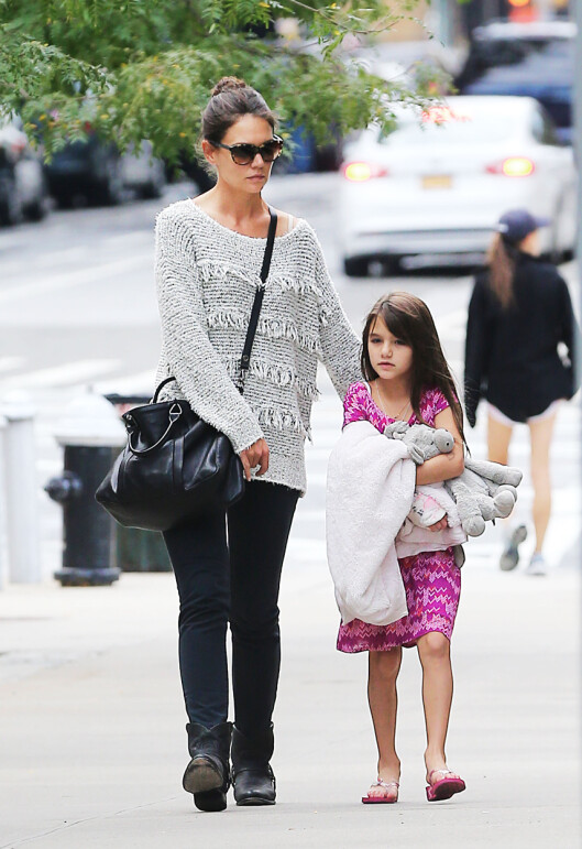 BOR MED MAMMA: Suri Cruise bor sammen med moren Katie Holmes i New York. Foto: Sharpshooter Images/Splash/ All Over Press BOR MED MAMMA: Suri Cruise bor sammen med moren Katie Holmes i New York. Foto: Sharpshooter Images/Splash/ All Over Press