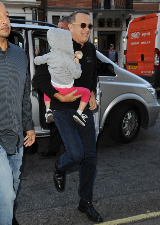 SPORTY: Sykdom til tross - Tom Hanks er en sporty 57-åring. Her med et av barnebarna. Foto: Stella Pictures SPORTY: Sykdom til tross - Tom Hanks er en sporty 57-åring. Her med et av barnebarna. Foto: Stella Pictures