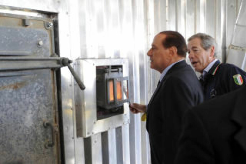 SER ETTER SØPPELLØSNING: Italias statsminister Silvio Berlusconi får demonstrert en søppelforbrenningsovn i Napoli torsdag. FOTO: SALVATORE LAPORTA, AP/SCANPIX. SER ETTER SØPPELLØSNING: Italias statsminister Silvio Berlusconi får demonstrert en søppelforbrenningsovn i Napoli torsdag. FOTO: SALVATORE LAPORTA, AP/SCANPIX.