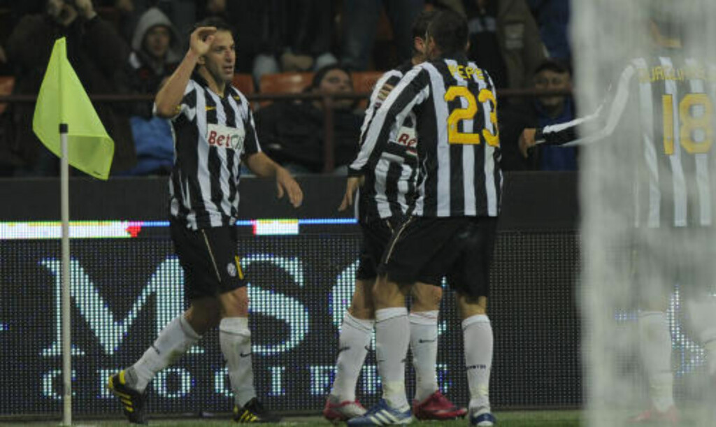 SLETTET KLUBBREKORD: Alessandro Del Piero (tv) scoret sitt 179. mål for Juventus i serie A da Milan ble slått 2-1 på bortebane, og dermed slo han klubbrekorden til Giampiero Boniperti.
Foto: SCANPIX/AFP PHOTO/OLIVIER MORIN SLETTET KLUBBREKORD: Alessandro Del Piero (tv) scoret sitt 179. mål for Juventus i serie A da Milan ble slått 2-1 på bortebane, og dermed slo han klubbrekorden til Giampiero Boniperti.
Foto: SCANPIX/AFP PHOTO/OLIVIER MORIN