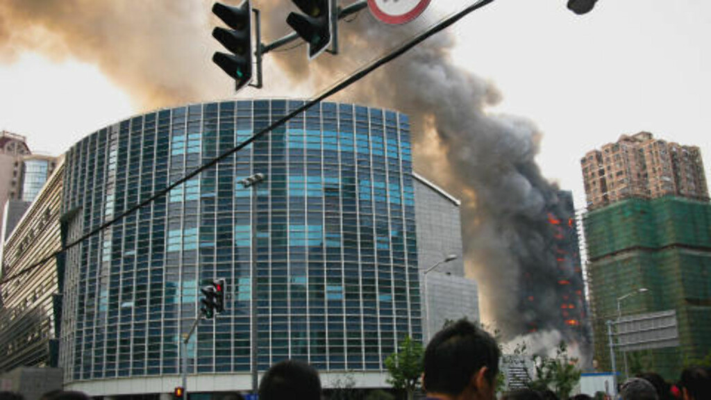 DRAMATISK: Brannen var synlig over store områder i Shanghai. Foto: AP/Karl Loo/Scanpix DRAMATISK: Brannen var synlig over store områder i Shanghai. Foto: AP/Karl Loo/Scanpix