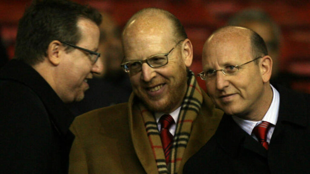 HVA PØNSKER DE PÅ?: Glazer-familien skal slette 2,1 milliarder i gjeld, men hvordan? Det er spørsmålet United-supporterne stiller seg. Her er Joel Glazer (til venstre), Avram Glazer og Bryan Glazer på Old Trafford.Foto: (AP Photo/Jon Super, File) HVA PØNSKER DE PÅ?: Glazer-familien skal slette 2,1 milliarder i gjeld, men hvordan? Det er spørsmålet United-supporterne stiller seg. Her er Joel Glazer (til venstre), Avram Glazer og Bryan Glazer på Old Trafford.Foto: (AP Photo/Jon Super, File)