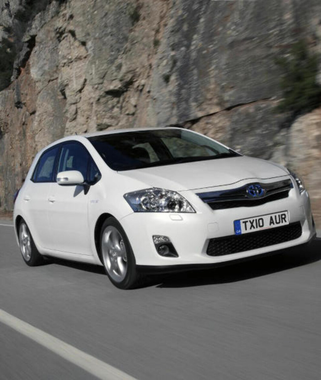 <strong>FORBRUKSVENNLIG:</strong> Et hyggelig forbruk i by- og nærkjøring er et av argumentene for å ende opp med en Toyota Auris Hybrid. Foto: PRODUSENT <strong>FORBRUKSVENNLIG:</strong> Et hyggelig forbruk i by- og nærkjøring er et av argumentene for å ende opp med en Toyota Auris Hybrid. Foto: PRODUSENT