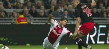 Suarez beit PSV-spiller i skulderen Suarez beit PSV-spiller i skulderen