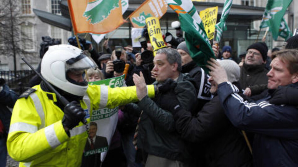 MISFORNØYDE: Medlemmer av partiet Sinn Fein demonstrerte i Dublin i dag. Foto: REUTERS/Cathal McNaughton MISFORNØYDE: Medlemmer av partiet Sinn Fein demonstrerte i Dublin i dag. Foto: REUTERS/Cathal McNaughton