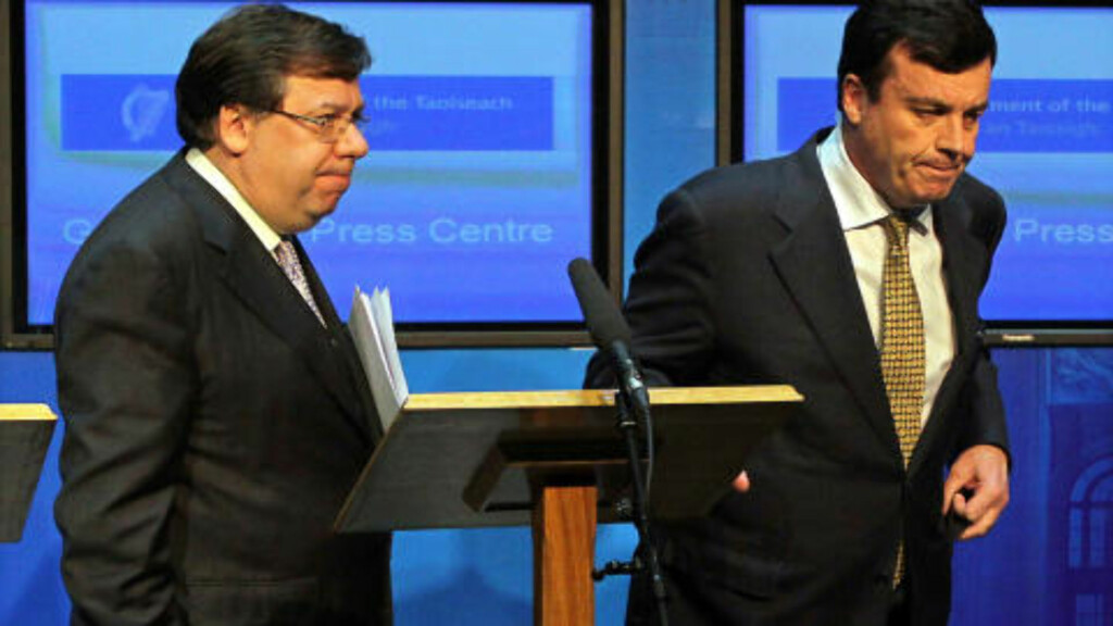HARDT VÆR: Irlands statsminister Brian Cowen og finansminister Brian Lenihan er ute i hardt vær etter at det i går ble vedtatt at Irland skal godta krisepakker fra EU og IMF.
Foto: AFP PHOTO/Peter Muhly HARDT VÆR: Irlands statsminister Brian Cowen og finansminister Brian Lenihan er ute i hardt vær etter at det i går ble vedtatt at Irland skal godta krisepakker fra EU og IMF.
Foto: AFP PHOTO/Peter Muhly