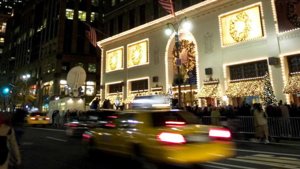 JULEGATE: Et av de første kjøpesentrene i New York til å tenne julelysene, pleier å være Lord and Taylor på 5. Avenue og 39nde gate, rett ved siden av Empire State Building. Foto: KRISTINE NYBORG JULEGATE: Et av de første kjøpesentrene i New York til å tenne julelysene, pleier å være Lord and Taylor på 5. Avenue og 39nde gate, rett ved siden av Empire State Building. Foto: KRISTINE NYBORG