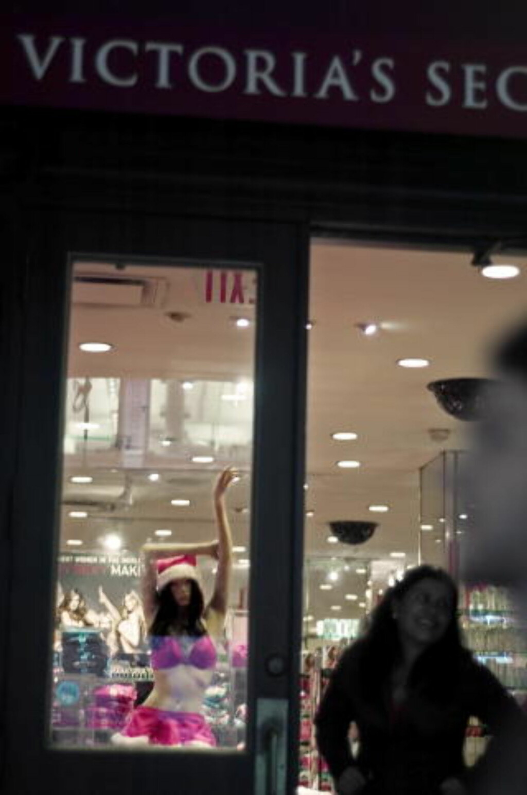 DET RØDE UNDER: Mange mener at den beste shoppingen i New York gjør du i Soho. Victoria's Secret har kledd opp en av mannekengene i julenisseundertøy. Foto: KRISTINE NYBORG DET RØDE UNDER: Mange mener at den beste shoppingen i New York gjør du i Soho. Victoria's Secret har kledd opp en av mannekengene i julenisseundertøy. Foto: KRISTINE NYBORG