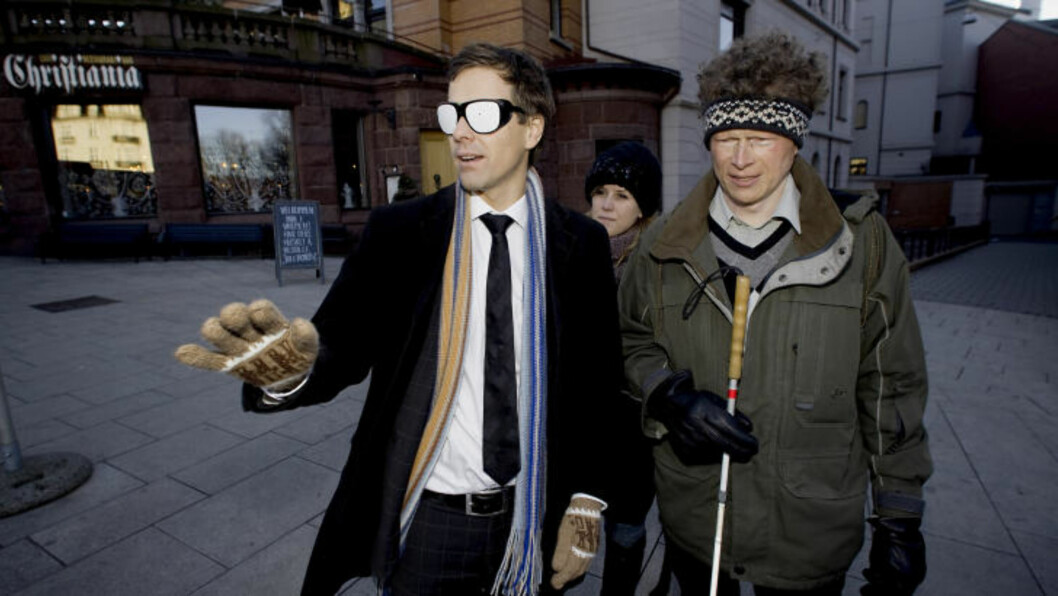 FAMLER I BLINDE: Knut Arild Hareide ble litt retningsvill da han fikk prøve briller som gir ham samme syn som Stine Jåthun (i bakgrunnen). Til høyre Sverre Fuglerud. Foto: Bjørn Langsem / Dagbladet. FAMLER I BLINDE: Knut Arild Hareide ble litt retningsvill da han fikk prøve briller som gir ham samme syn som Stine Jåthun (i bakgrunnen). Til høyre Sverre Fuglerud. Foto: Bjørn Langsem / Dagbladet.