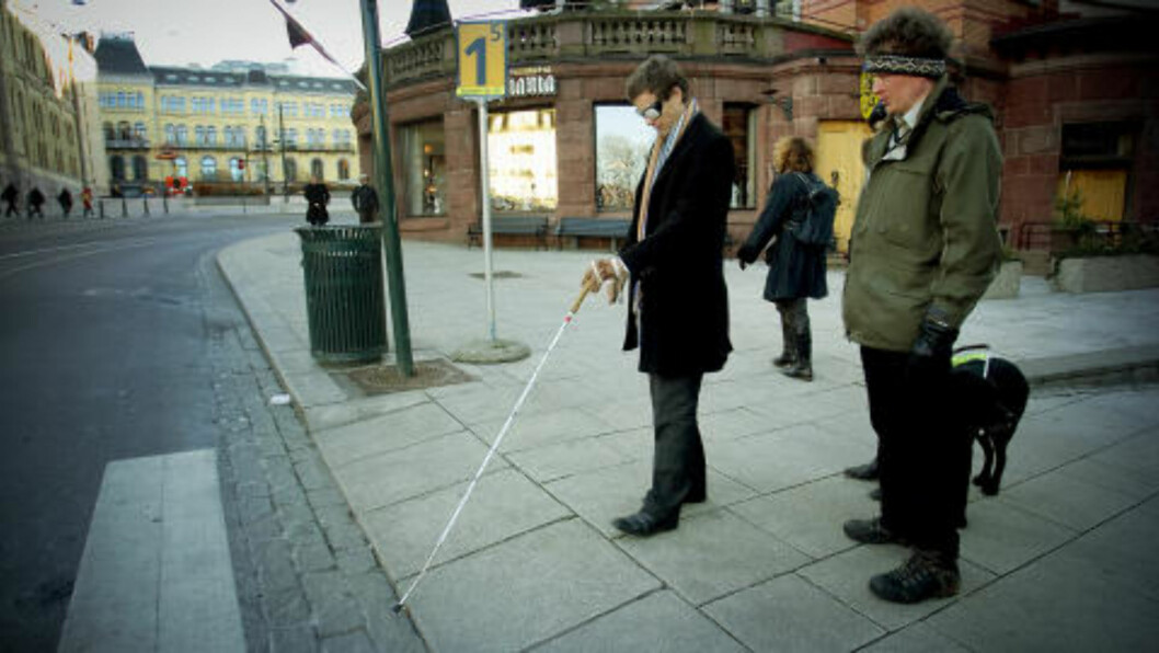 USIKKER: Knut Arild Hareide var ikke helt trygg da han skulle krysse veien med «blindebriller». Til høyre Sverre Fuglerud. Foto: Bjørn Langsem / Dagbladet. USIKKER: Knut Arild Hareide var ikke helt trygg da han skulle krysse veien med «blindebriller». Til høyre Sverre Fuglerud. Foto: Bjørn Langsem / Dagbladet.
