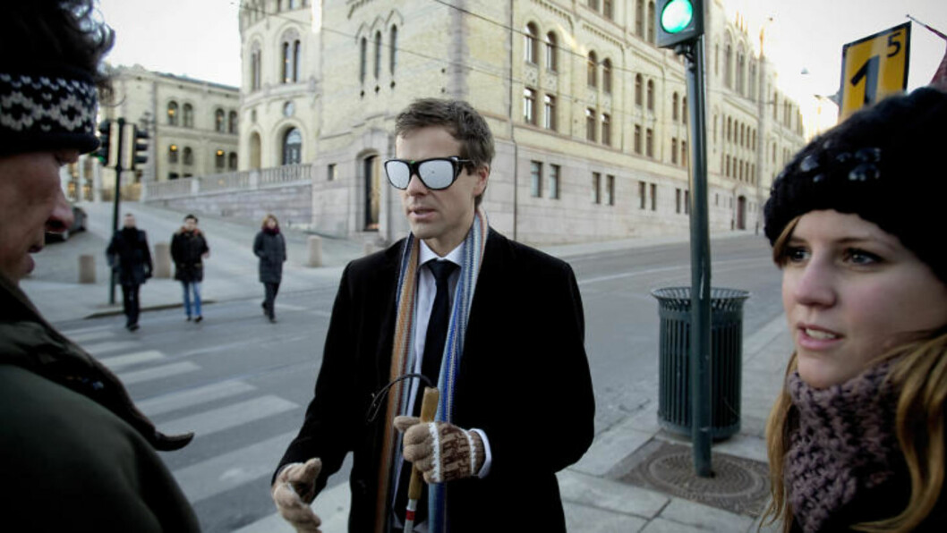 LÆRERRIKT: Knut Arild Hareide fikk et innsyn i de svaksyntes verden. Han ble spesielt imponert over Stine Jåthuns (t.v) og hennes førerhund Kalmar. Til venstre Sverre Fuglerud. Foto: Bjørn Langsem / Dagbladet. LÆRERRIKT: Knut Arild Hareide fikk et innsyn i de svaksyntes verden. Han ble spesielt imponert over Stine Jåthuns (t.v) og hennes førerhund Kalmar. Til venstre Sverre Fuglerud. Foto: Bjørn Langsem / Dagbladet.