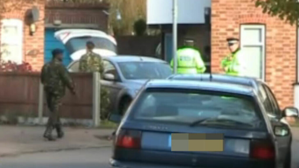 MILITÆRT OPPBUD: Politiet jobbet sammen med militære mannskaper i over fire timer på stedet. Foto: Cambridge-news.co.uk MILITÆRT OPPBUD: Politiet jobbet sammen med militære mannskaper i over fire timer på stedet. Foto: Cambridge-news.co.uk