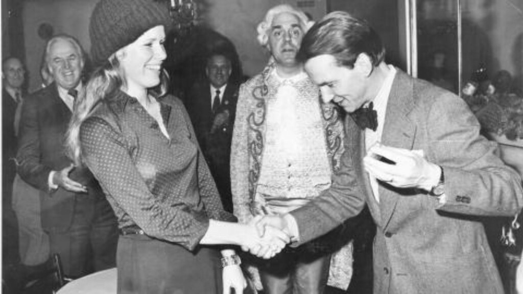 SLIK SKAL DET GJØRES: Ingen overstadig beruselse å se på julebordet til Dagbladets Kjendistoppen i 1974. Kjell Syversen (t.h.) hilser på Liv Ullmann. Dagbladets fotograf Åsgeir Valldal i midten og t.v. bak Arne Hestenes.
Foto: Dagbladet SLIK SKAL DET GJØRES: Ingen overstadig beruselse å se på julebordet til Dagbladets Kjendistoppen i 1974. Kjell Syversen (t.h.) hilser på Liv Ullmann. Dagbladets fotograf Åsgeir Valldal i midten og t.v. bak Arne Hestenes.
Foto: Dagbladet