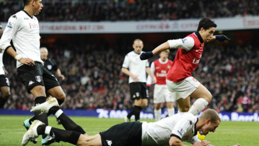 PØLSEBUA: Samir Nasri har nettopp rundlurt Brede Hangeland, og PØLSEBUA: Samir Nasri har nettopp rundlurt Brede Hangeland, og