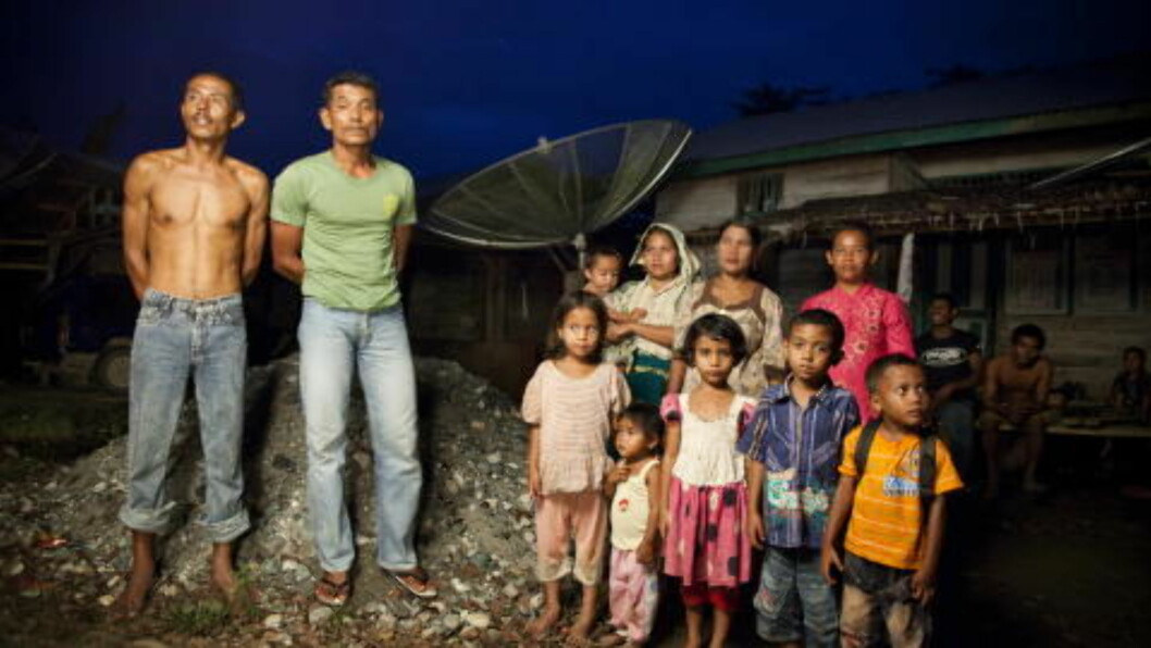 MISTET LAND: Dagbladet møtte i fjor urbefolkning i Ache-provinsen i Indonesia. Rasidyin og Aliyus med familiene sine forteller hvordan de har mistet landet sitt fordi myndighetene oppga det til palmeoljeplantasjer. Foto: Sigurd Fandango / Dagbladet MISTET LAND: Dagbladet møtte i fjor urbefolkning i Ache-provinsen i Indonesia. Rasidyin og Aliyus med familiene sine forteller hvordan de har mistet landet sitt fordi myndighetene oppga det til palmeoljeplantasjer. Foto: Sigurd Fandango / Dagbladet