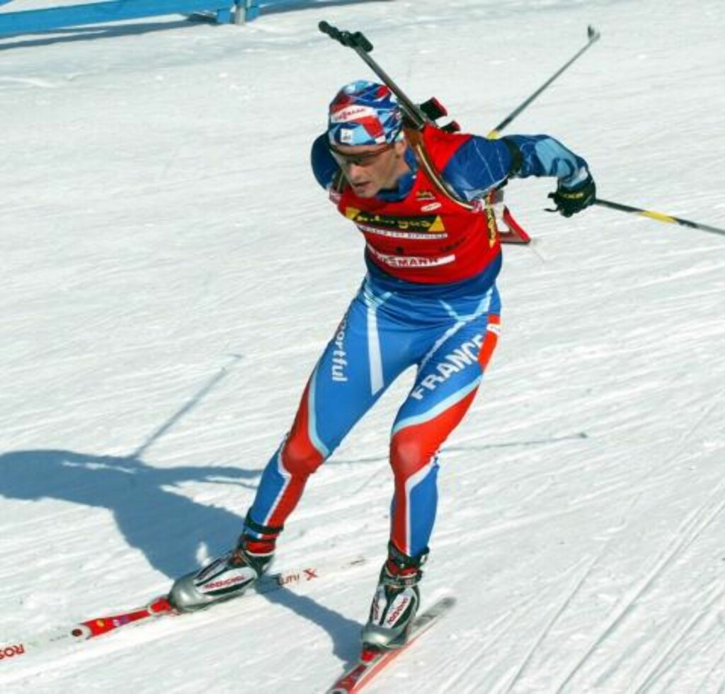 LOT ANDRESEN DRA: Her er Raphaël Poirée under jaktstarten i verdenscupen i Lahti i 2002. Da hang han på Frode Andresen til siste skyting, skjøt fullt hus og vant løpet foran nordmannen som bommet to ganger.Foto: Jussi Nukari, EPA/Scanpix LOT ANDRESEN DRA: Her er Raphaël Poirée under jaktstarten i verdenscupen i Lahti i 2002. Da hang han på Frode Andresen til siste skyting, skjøt fullt hus og vant løpet foran nordmannen som bommet to ganger.Foto: Jussi Nukari, EPA/Scanpix
