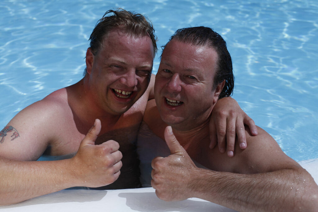 GODE VENNER: Gunnar Berg og Svein Østvik ble raskt gode venner under innspillingen av årets «Charterfeber» Foto: TV3 GODE VENNER: Gunnar Berg og Svein Østvik ble raskt gode venner under innspillingen av årets «Charterfeber» Foto: TV3