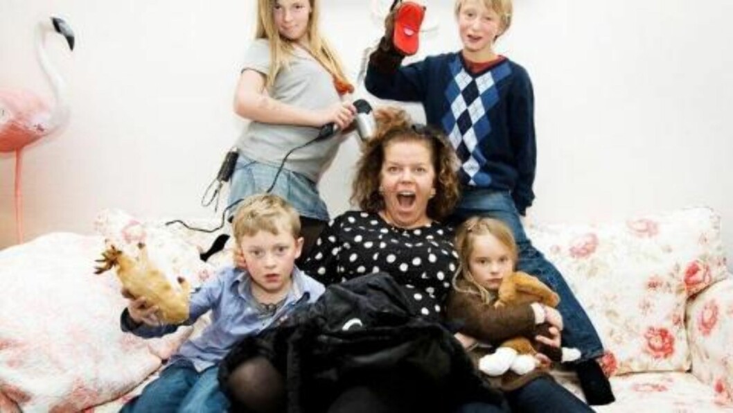 <strong>SLITSOMT:</strong> Else Kåss Furuseth synes hun har vært nok mor for en stund etter å ha passet Sara (12), Simen (11), Didrik (7) og Erika (8) et helt døgn. Foto: NRK. <strong>SLITSOMT:</strong> Else Kåss Furuseth synes hun har vært nok mor for en stund etter å ha passet Sara (12), Simen (11), Didrik (7) og Erika (8) et helt døgn. Foto: NRK.