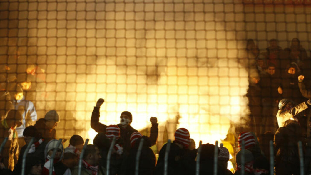 BRÅKMAKERE: Tilreisende Spartak Moskva-supportere begynte tidlig å tenne opp bluss, som ettetrhvert også ble kastet inn på banen. Dermed ble kampen mot Zilina stoppet i 22 minutter.Foto: SCANPIX/AP Photo/Petr David Josek BRÅKMAKERE: Tilreisende Spartak Moskva-supportere begynte tidlig å tenne opp bluss, som ettetrhvert også ble kastet inn på banen. Dermed ble kampen mot Zilina stoppet i 22 minutter.Foto: SCANPIX/AP Photo/Petr David Josek
