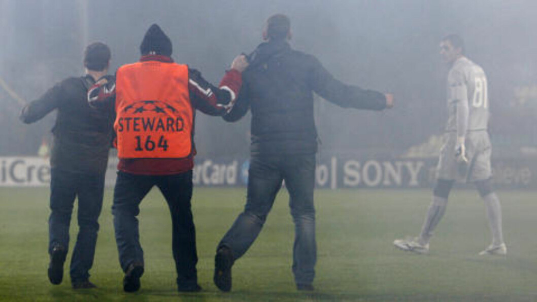 INVADERTE BANEN: Enkelte Spartak-supportere tok seg også inn på banen i Zilina.Foto: SCANPIX/REUTERS/David W Cerny INVADERTE BANEN: Enkelte Spartak-supportere tok seg også inn på banen i Zilina.Foto: SCANPIX/REUTERS/David W Cerny