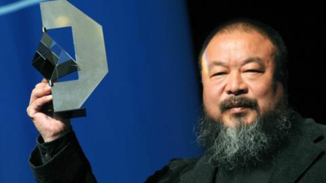 DØD TELEFON: Artisten Ai Weiwei. Foto: EPA/SCANPIX DØD TELEFON: Artisten Ai Weiwei. Foto: EPA/SCANPIX