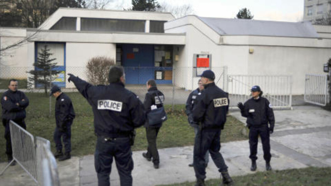 FORHANDLER: 17-åringen har tatt seg inn på en skole øst i Frankrike. Politiet har siden morgentimene forhandlet med ham om å frigi gisler. Foto: AFP PHOTO JEFF PACHOUD FORHANDLER: 17-åringen har tatt seg inn på en skole øst i Frankrike. Politiet har siden morgentimene forhandlet med ham om å frigi gisler. Foto: AFP PHOTO JEFF PACHOUD