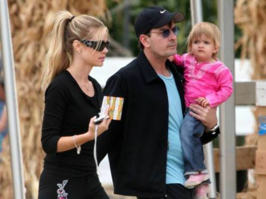 Split couple Denise Richards and Charlie Sheen spend the week end together and take their two children Sam and Lola to a pumpkins patch in Los Angeles. October 16, 2005
X17agency exclusive / ALL OVER PRESS Foto: All Over Press Split couple Denise Richards and Charlie Sheen spend the week end together and take their two children Sam and Lola to a pumpkins patch in Los Angeles. October 16, 2005
X17agency exclusive / ALL OVER PRESS Foto: All Over Press