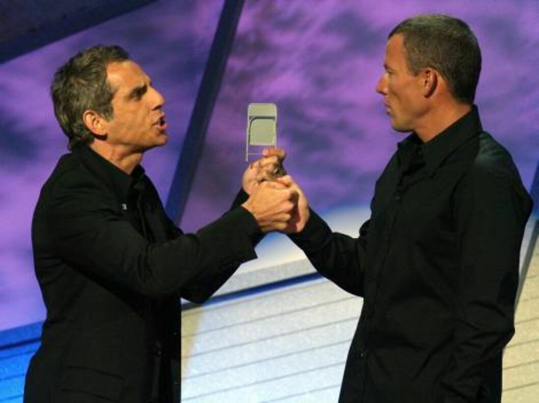 <strong>HOLLYWOOD - JULY 12:</strong> Actor Ben Stiller and Lance Armstrong onstage together at the 2006 ESPY Awards at the Kodak Theatre on July 12, 2006 in Hollywood, California. (Photo by Kevin Winter/Getty Images) *** Local Caption *** Ben Stiller;Lance Armstrong
* Foto: All Over Press <strong>HOLLYWOOD - JULY 12:</strong> Actor Ben Stiller and Lance Armstrong onstage together at the 2006 ESPY Awards at the Kodak Theatre on July 12, 2006 in Hollywood, California. (Photo by Kevin Winter/Getty Images) *** Local Caption *** Ben Stiller;Lance Armstrong
* Foto: All Over Press