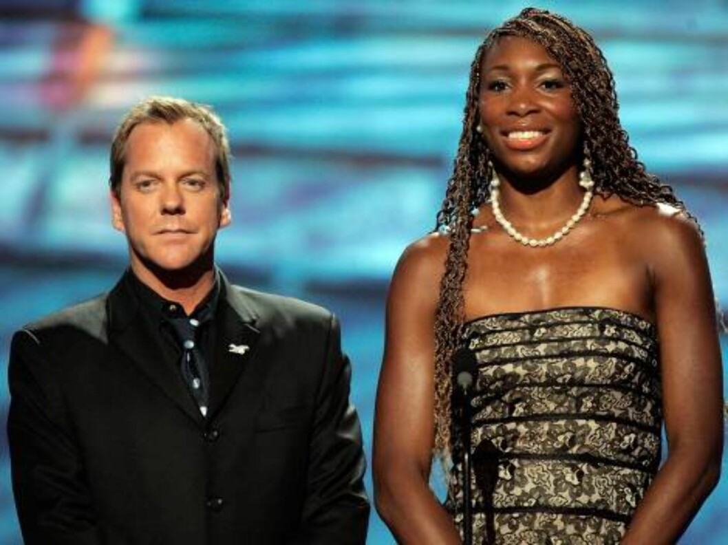 <strong>HOLLYWOOD - JULY 12:</strong> Actor Kiefer Sutherland and tennis player Venus Williams present the award for "Record Breaking Performance" at the 2006 ESPY Awards at the Kodak Theatre on July 12, 2006 in Hollywood, California. (Photo by Kevin Winter/Getty Images Foto: All Over Press <strong>HOLLYWOOD - JULY 12:</strong> Actor Kiefer Sutherland and tennis player Venus Williams present the award for "Record Breaking Performance" at the 2006 ESPY Awards at the Kodak Theatre on July 12, 2006 in Hollywood, California. (Photo by Kevin Winter/Getty Images Foto: All Over Press