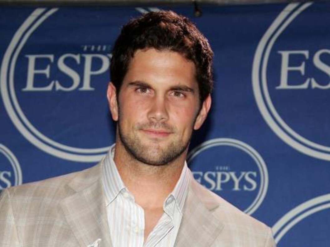 <strong>HOLLYWOOD - JULY 12:</strong> Football player Matt Leinart poses in the press room with the award for "Best Game" at the 2006 ESPY Awards at the Kodak Theatre on July 12, 2006 in Hollywood, California. (Photo by Frazer Harrison/Getty Images) *** Local Caption ** Foto: All Over Press <strong>HOLLYWOOD - JULY 12:</strong> Football player Matt Leinart poses in the press room with the award for "Best Game" at the 2006 ESPY Awards at the Kodak Theatre on July 12, 2006 in Hollywood, California. (Photo by Frazer Harrison/Getty Images) *** Local Caption ** Foto: All Over Press