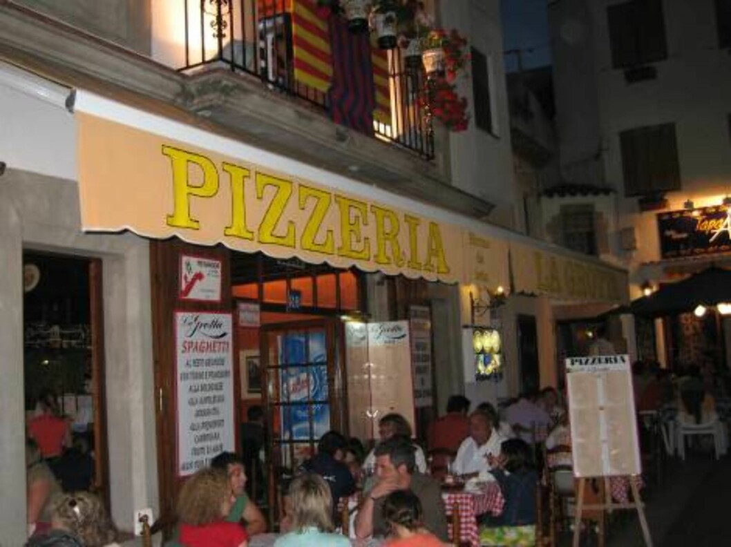 <strong>FAVORITT:</strong> Pizzeria La Grotta, like ved byens gamle kirke, er et koselig og familiedrevet spiseted som anbefales på det varmeste. Foto: Per Tandberg <strong>FAVORITT:</strong> Pizzeria La Grotta, like ved byens gamle kirke, er et koselig og familiedrevet spiseted som anbefales på det varmeste. Foto: Per Tandberg