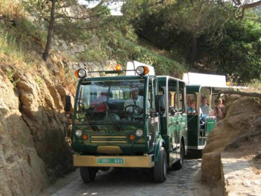 <strong>SIGHTSEEING:</strong> Det går to minitog i Tossa de Mar. Et grønt, som tar for seg den gamle bydelen, og ett blått som tar resten av byen. Foto: Per Tandberg <strong>SIGHTSEEING:</strong> Det går to minitog i Tossa de Mar. Et grønt, som tar for seg den gamle bydelen, og ett blått som tar resten av byen. Foto: Per Tandberg
