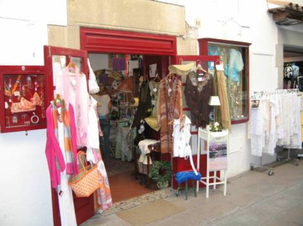 <strong>SHOPPING:</strong> Man slipper ikke unna i Tossa de Mar heller. Masse små, og i følge damene på turen, morsomme butikker... Foto: Per Tandberg <strong>SHOPPING:</strong> Man slipper ikke unna i Tossa de Mar heller. Masse små, og i følge damene på turen, morsomme butikker... Foto: Per Tandberg